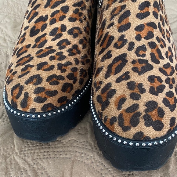 Tinstree Chelsea Stylish Leopard Print Ankle Booties - Picture 9 of 10